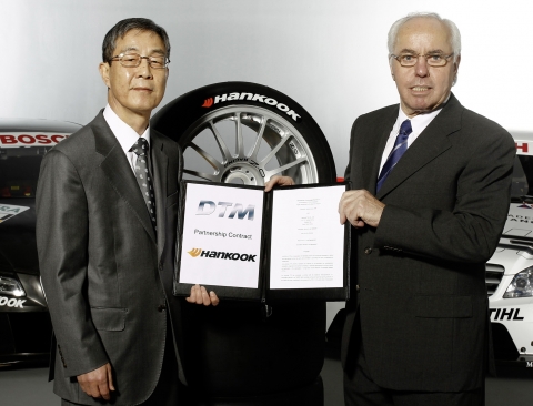 한국타이어 구주지역본부장 최진욱 부사장(왼쪽)과 ITR 위원장 한스 베르너 아우프레히트가 DTM 공식 타이어 공급 계약 체결 후 기념촬영을 하고 있다.
