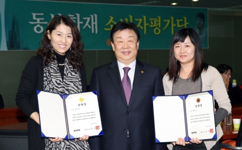 동부화재 김정남 사장(가운데)이 소비자평가단과 함꼐 사진촬영을 하고 있다.