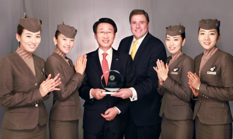 18일(현지시각) 미국 뉴욕 맨하탄 소재 앤다즈 월스트리트 호텔에서 열린 글로벌트래블러(GT) 시상식에서 아시아나항공의 한태근(왼쪽 세번째) 서비스본부 본부장과 프랜시스 갤리거(F