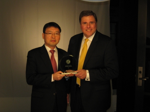 마원 대한항공 뉴욕여객지점장(사진 왼쪽)과 프랜시스 갤러거(Francis Gallagher) 글로벌 트래블러 CEO(사진 오른쪽)가 수상 직후 기념 촬영을 하고 있는 모습