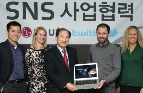 사진은 LG U+ 부회장 이상철(좌측에서 세번째)과 트위터 공동 창업자인 에반 윌리암스(Evan Williams)(우측에서 두번째)가 SNS 활성화를 위한 사업협력 계약을 체결하고