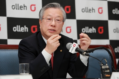 KT 이석채 회장이 20일 서울 프레스센터에서 열린 신년 기자간담회에서 2011년에 CS혁신을 추진, 무결점 서비스의 원년으로 삼겠다고 발표하고 있다.