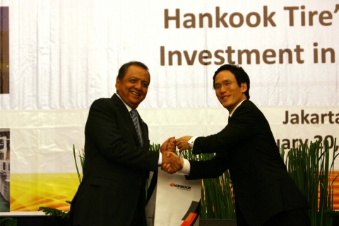 환영식에서 선물을 교환하고 있는 한국타이어 경영기획본부장 조현범 부사장(오른쪽)과 모하메드 술래만 히다얏 인도네시아 산업부 장관