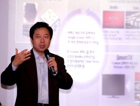 24일(월) SK텔레콤 을지로 본사에서 열린 N스크린 서비스 설명회에서 설원희 Open Platform부문장이 hoppin(호핀) 서비스에 대해 설명하고 있다.