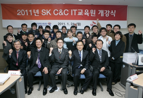 SK C&C SKMS팀 이영훈 부장(앞줄 왼쪽에서 세번째)및 직원들과 일산직업능력개발원 김종상 원장(앞줄 오른쪽에서 두번째)을 비롯한 관계자, 교육생들이 개강식 후 기념사진을 찍고 있는 모습