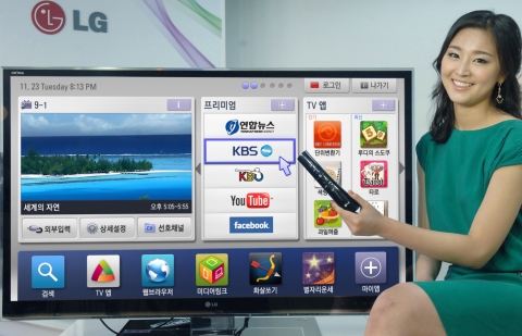 LG전자 홍보도우미가 25일 국내 시장에 출시한‘LG 인피니아 3D 스마트TV’의 첫 번째 시리즈(모델명:47LW9500)’를 선보이고 있다.