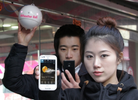 LG유플러스가 일본 날씨정보 제공관련 1위 기업인 웨더뉴스와 제휴를 통해 전국의 60여 곳에 ‘웨더볼(Weather ball)’ 로봇을 설치해 유용한 날씨정보를 제공하는 웨더볼 서