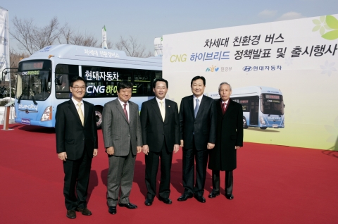 사진 왼쪽부터 정연앙 수도권대기환경청장, 김기성 경기버스조합이사장, 문정호 환경부 차관, 최한영 현대차 상용사업담당 부회장, 정진섭 서울버스조합이사장.