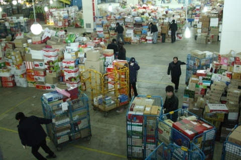 서울강남우체국 직원들이 동서울우편집중국을 직접 찾아가 강남구 지역에 배달할 소포를 발췌하고 있다.