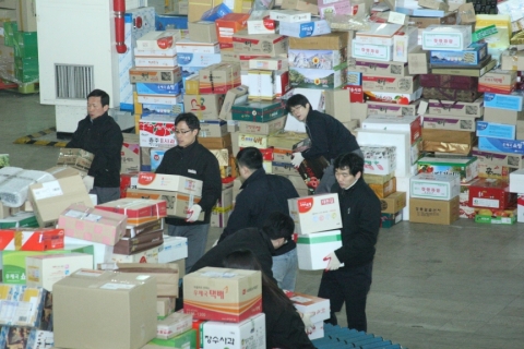 동서울우편집중국 직원들이 도착한 소포우편물을 우체국별로 분류하고 있다.