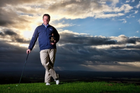 2010 Ballantine's Championship 우승자 Marcus Fraser가 2011 Ballantine's Championship Blend를 들고 포즈를 취하고 있다.