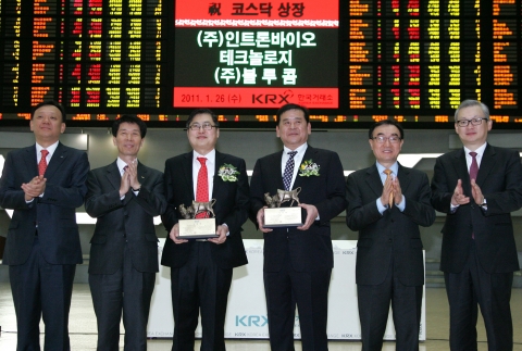 상장기념패 전달 후 기념촬영 (왼쪽부터) 김정익 신한금융투자 IB그룹장, 박상조 한국거래소 코스닥시장본부장, 윤성준 (주)인트론바이오테크놀로지 대표이사, 김종규 (주)블루콤 대표이
