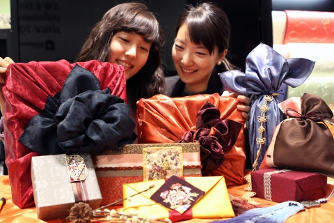 현대백화점, 설 선물 보자기 포장으로 한 층 고급스럽게