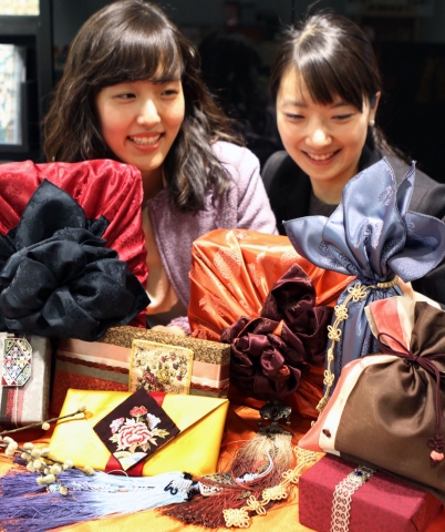 현대백화점, 설 선물 보자기 포장으로 한 층 고급스럽게