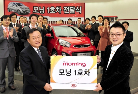 기아자동차는 26일 국내영업본부 사옥(서울 압구정 소재)에서 신형 모닝 1호차 전달식을 갖고 본격 출고에 들어갔다.
