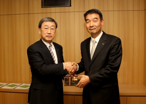 박용현 두산 회장(사진 왼쪽)이 ‘2011 두산 경영대상’에 선정된 두산인프라코어 조봉호 부사장에게 부상인 황금말통을 건네고 있다.