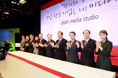 KT는 26일 서울 양천구 목동에 영세 콘텐츠 사업자나 끼 있는 제작자들과의 동반성장을 위한 올레 미디어 스튜디오를 오픈했다.