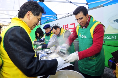 S-OIL 아흐메드 에이 수베이 CEO(오른쪽)가 27일 서울 영등포 광야교회 노숙자 무료 급식센터에서 열린 ‘사랑의 떡국나누기’ 봉사활동에 참가, 쪽방촌 거주민과 노숙자 등에게 떡국을 끓여 나누어 주었다.