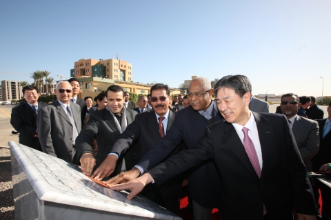 (우측으로부터) 서종욱 대우건설 사장, Mr. 하미드호데리 리비아경제사회개발기금(ESDF)회장, Mr. 무하메드히자지 리비아보건환경성장관, Mr. 자말알라무쉬 민영화투자청장