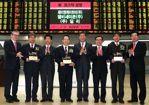 상장기념패 전달 후 기념촬영 (왼쪽부터) 정영채 우리투자증권 IB사업부 대표, 김방희 제이엔케이히터(주) 대표이사, 박상조 한국거래소 코스닥시장본부장, 최근수 (주)딜리 대표이사 공현무 현대증권 도매영업총괄 전무, 김재찬 코스닥협회 부회장, 박노만 엘비세미콘(주) 대표이사, 정일문 한국투자증권 기업금융본부장