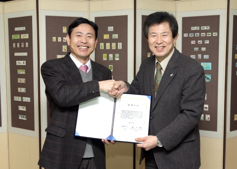 남궁 민 우정사업본부장(왼쪽)과 엄기영 평창올림픽민단협 회장이 31일 우정사업본부에서 평창올림픽 유치 기원 100만 국민서명운동 동참 등 양해각서(MOU)를 체결한 후 악수를 하고 있다.