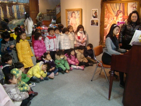 전시장 음악회 프로그램 중 하나인  들리는 미술 보이는 음악 이란 주제로 피아니스트가 어린이들에게 낭만주의 음악을 연주해 주고있다.