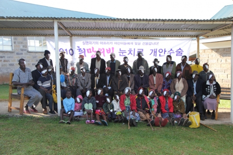 올해로 3회째를 맞은 월드쉐어의 '희망의 빛'. 실명 위기에 처한 아프리카 사람들에게 무료 개안수술을 통해 선명하고 깨끗한 세상을 선물해주었다.  <사진제공