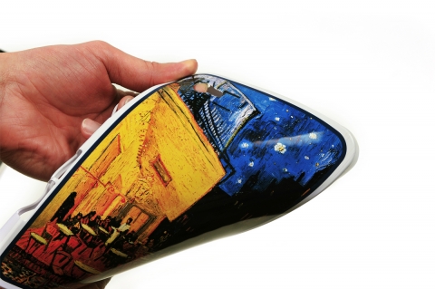 탄력이 있는 폴리우레탄소재로 만들어져 손에 힘을 주지 않아도 갤럭시탭에 쉽게 장착 및 탈착