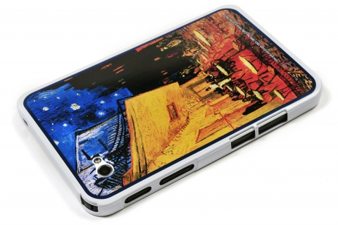 하드케이스와 달리 가볍고 착용시 본체에 잔기스가 나지 않으며, 실리콘 케이스 보다 경질이여서 내구성이 강한 TPU(Thermoplastic Poly Urethane) 소재