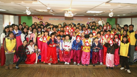 [사진2] 다문화가정의 명절문화 체험행사 후 기념촬영