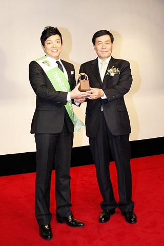 교통안전 홍보대사에 위촉된 이범수 씨와 도로교통공단 정봉채 이사장