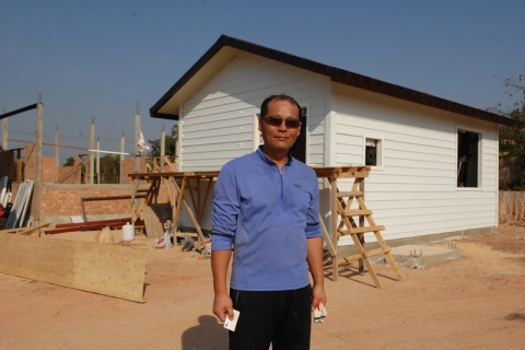 공사의 총 지휘를 맡았던 푸르네건설 손광성 사장은 "어려운 사람을 돕자는 취지에서 라오스 동사무소 공사를 하게 되었다"고 밝혔다. 뒤에 짓고 있는 주택은 건축을 시작한지 4개월째로 골조만 세워져 있어 조립식 건물과 대조를 이루고 있다.
