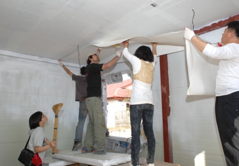 YWAM단원들 30여명이 동사무소 건축현장에서 구슬땀을 흘리고 있다.