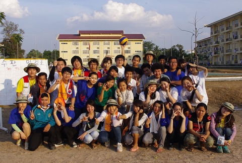 동계해외봉사활동을 펼친 PAS라오스 봉사단원들이 라오스 최고의 동독대학교에서 현지 학생들과 기념사진을 촬영했다.