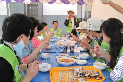 한국거래소(KRX)가 동아대학교 의료진과 비엔티안 인근 돈꾸앗(Done Kuoat)마을에서 봉사활동을 펼치고 있어 주민들의 뜨거운 박수를 받고 있다.