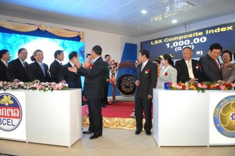 우리 기술로 만든 라오스 증권거래소가 문을 열고 본격적인 거래에 들어갔다. 사진은 쏨사밧 랭사밧 수석부총리가 개장을 알리는 타종식을 거행하고 있다.