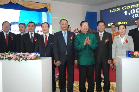 개장식을 거행한 후 라오스 쏨사밧 랭사밧 수석부총리가 축하의 박수를 보내고 있다. 사진 좌측 두번째 주 라오스 이건태 대사, 네번째 증권거래소 김봉수 이사장, 여섯번째 쏨사밧랭사밧