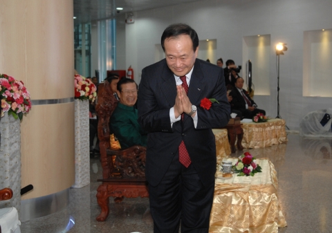 김봉수 이사장의 이날 인사는 라오스 예법을 가장 잘 갖춘 인사법이다. 고개를 숙이고 눈은 아래를 향해 존경심을 나타내고 있다. 김 이사장 뒤로 라오스 &#039;쏨사밧 랭