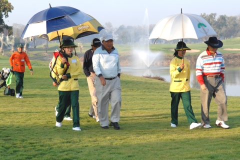 개장식을 끝낸 라오스 '분양(Boon Yang) 부통령이 골프장을 둘러보고 있다.