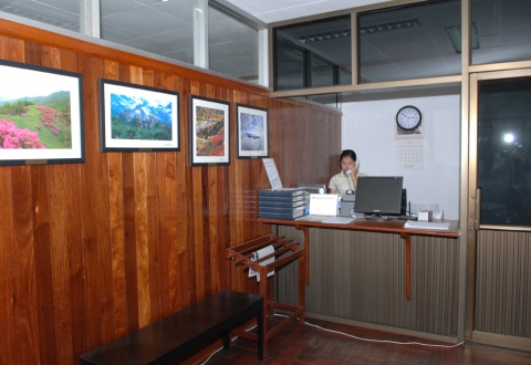 대사관 내부에 가로막혔던 담을 허물고 전당포 같았던 창구를 낮춰 민원인들의 눈높이에 맞추어 놓았다.