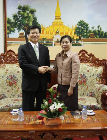송기진 광주은행장은 '시판돈(Sipandon)' 라오스 재경부차관을 만나 라오스의 경제 현황과 전망에 대해 자세한 설명을 듣고 '외자유치 및 외국은행의 