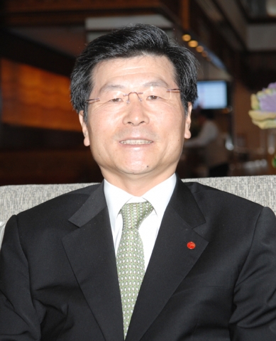 송기진 광주은행장은 라오스에 24시간 머물며 재경부차관과 코라오그룹을 방문, 사업 협력방안을 논의하는 등 바쁜 일정을 소화했다.