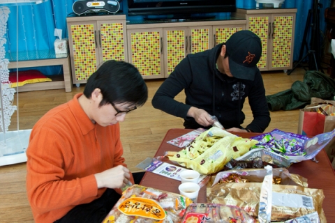 지난 12일 사랑밭 홀씨봉사단은 즐거운집과 해피홈을 방문해 자원봉사와 초콜릿 나눔 이벤트를 진행했다.