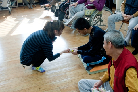 지난 12일 홀씨봉사단이 포장한 초콜릿 선물을 받고 있는 즐거운집 식구들.
