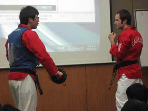 수업 지도중인 송탁 강사