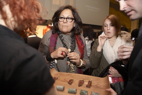 아이엠지 (IMG) 전 부회장 및 패션위크 창시자인 펀 말리스(Fern Mallis)가 2월 15일(현지시간)   뉴욕 링컨센터에서 열린 한국패션문화 프로젝트『컨셉코리아Ⅲ』의 리셉션에서  퓨전 한식 불고기쌈과 소고기꼬치구이를 시식하고 있다 .