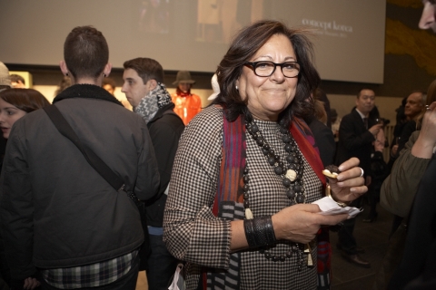 뉴욕 링컨센터에서 열린 한국패션문화 프로젝트『컨셉코리아Ⅲ』의 리셉션에서  퓨전 한식 불고기쌈과 소고기꼬치구이를 시식하고 있다