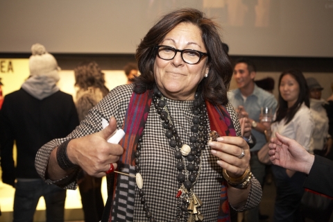 아이엠지 (IMG) 전 부회장 및 패션위크 창시자인 펀 말리스(Fern Mallis)가 뉴욕 링컨센터에서 열린 한국패션문화 프로젝트『컨셉코리아Ⅲ』의 리셉션에서 퓨전 한식 불고기쌈과 소고기꼬치구이를 시식한 뒤 "굿~"이라고 감탄하며 엄지를 치켜세우고 있다.