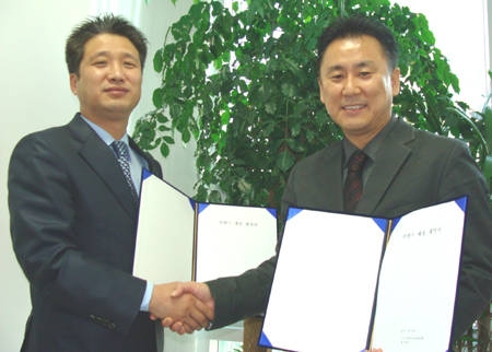 닥터W 홍대성 대표이사(왼쪽)와 아즈코 김재성 사장(오른쪽)이 MOU체결 후 협약서를 교환하고 있다.