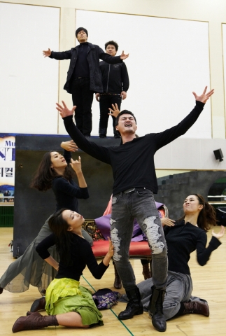 뮤지컬 &#039;몬테크리스토&#039;의 한 장면을 연기하고 있는 뮤지컬배우 신성록과 강태을